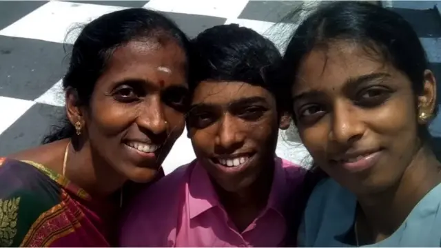 આર પ્રજ્ઞાનંદા માત્ર 16 વર્ષના છે અને તેમણે મેગ્નસ કાર્લસનને બે વખત હરાવ્યા છે.