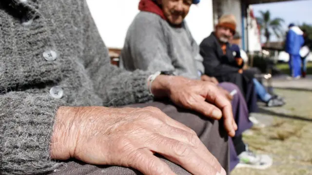 Idosos sentados ao sol