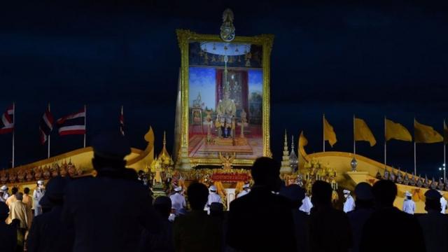 คนยืนถวายพระพรหน้าพระบรมฉายาลักษณ์รัชกาลที่ 10