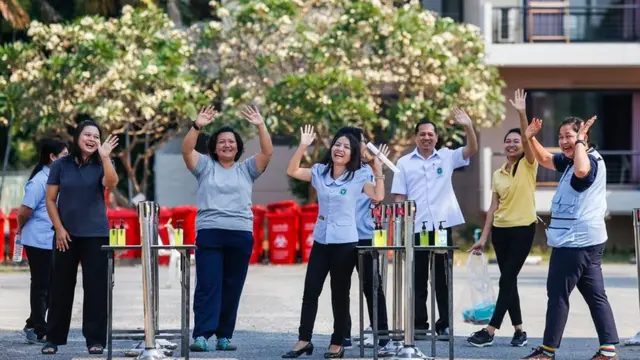 โบกมือลา