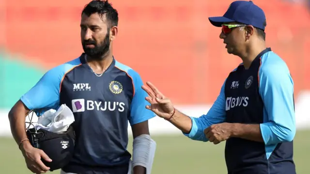 हेड कोच राहुल द्रविड़ के साथ चेतेश्वर पुजारा