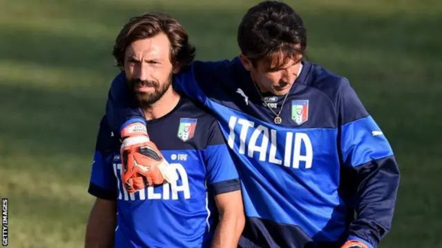 Gianluigi Buffon (iburyo) yakinanye na Pirlo muri Juventus no mu ikipe y'igihugu