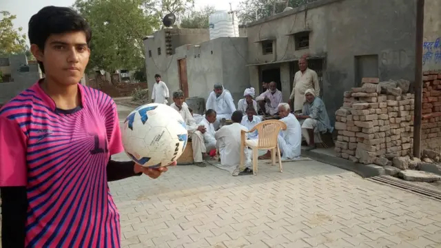 ਫੁੱਟਬਾਲ ਖੇਡਦੀਆਂ ਕੁੜੀਆਂ