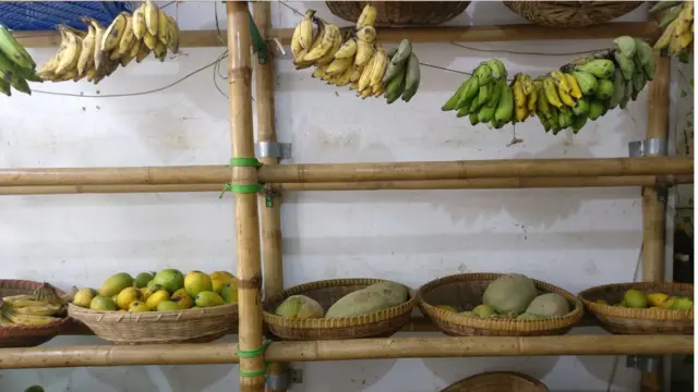 অর্গানিক বিপণন কেন্দ্রগুলোতে লাউ, কলা, কুমড়ো বা মৌসুমি ফল একটু অন্য আকৃতির।