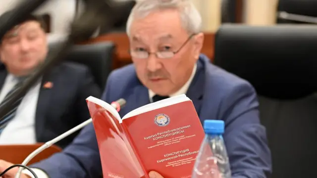 Баш мыйзамдын жаңы долбоору менен депутат Бактыбек Турусбеков тааныштырды