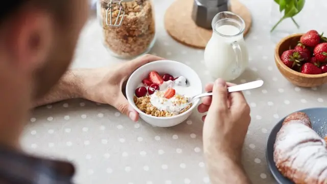 La meilleure façon de se brosser les dents avant ou après le petit-déjeuner dépend des aliments que vous mangez et du temps que vous pouvez attendre avant de vous brosser les dents.