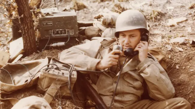 যুদ্ধক্ষেত্রে ব্যবহৃত ফিল্ড টেলিফোন