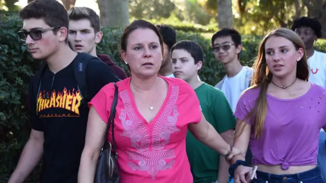 Alunos deixando escola na Flórida