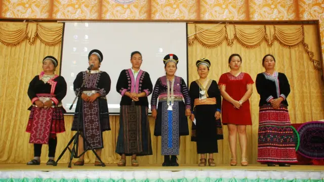 ผู้แทนเครือข่ายสตรีม้งแห่งประเทศไทยขึ้นเวทีในการประชุมผู้นำม้ง 15 ตระกูลแซ่ที่ จ.ตาก ในเดือน ต.ค.