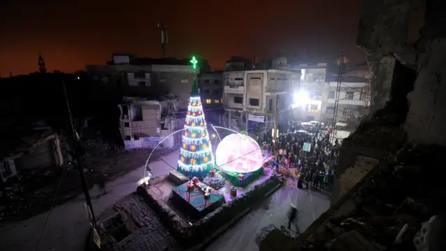 Humus kentindeki Hamidiye mahallesinde 24 Aralık olan Noel akşamı insanlar yıkık evlerin arasında bir araya geldiler