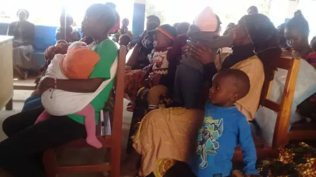 Akina mama wakisiliza kwa makini wahudumu wa afya wakizungumzia lishe bora Iringa