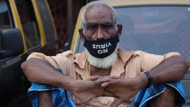 માસ્ક પહેરેલો પુરુષ