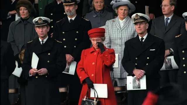 Елизавета II между принцем Филиппом и тоглашним принцем Уэльским