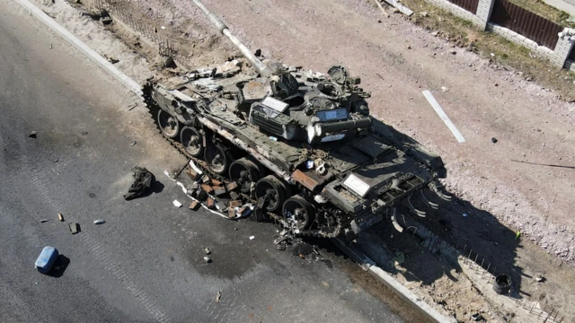 Vista aéreatecnicas de roletaum tanque russo destruído