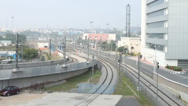 మెట్రో స్టేషన్ ప్రాంగణం