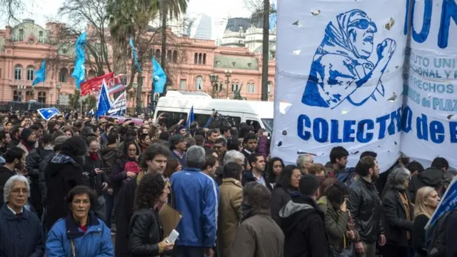 Cientos de personas se manifestaron en la Plaza de Mayo.