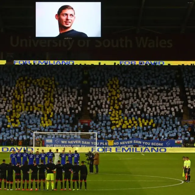 Emiliano Sala en el campo del Cardiff