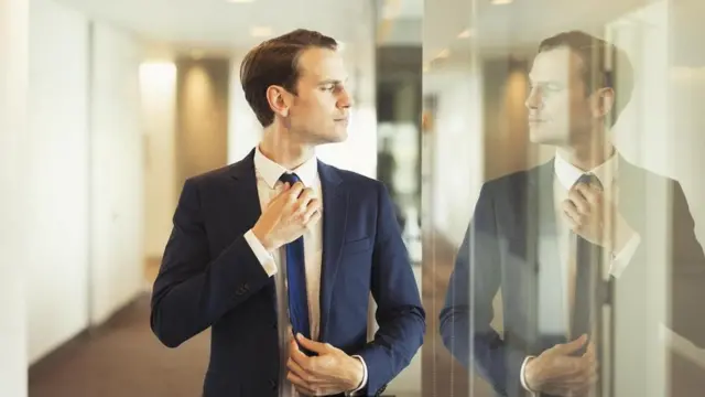 شخص ينظر بغرور إلى نفسه في المرآة