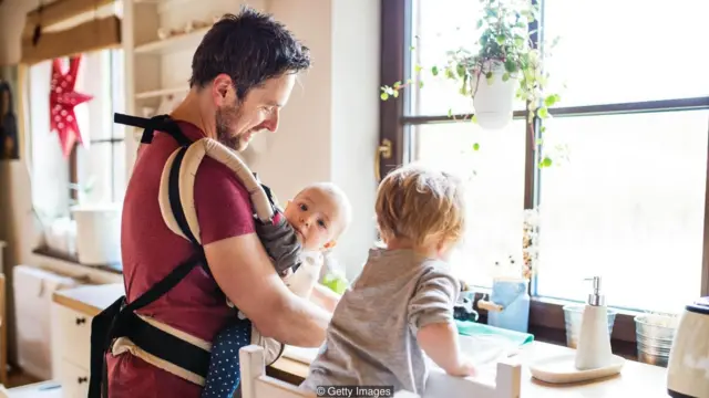 Partai Buruh Inggris telah menugaskan ekonom dan sejarawan Robert Skidelsky untuk menganalisis manfaat waktu kerja yang lebih pendek.