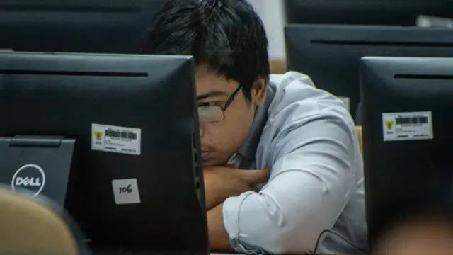 Seorang pencari kerja sedang mingikuti tes CPNS di kantor Badan Kepegawaian Negara (BKN) Pusat, Jakarta, Senin (27/01).