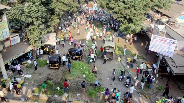 लोकांची सामानासाठी गर्दी