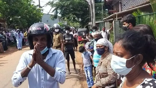 සිය දරුවා පිළිබඳ තොරතුරක් ලබා දෙන ලෙස ඇයද සිටින රැඳවියෙකුගේ පියෙක්