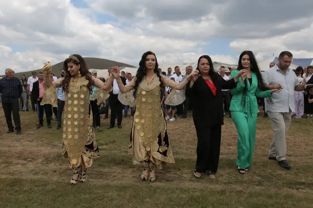 Poslednih decenija „zaštitni znak“ sabora u Braćku postali su veliki đerdani načinjeni od zlata a koja mahom nose udate žene, dok skromnije verzije nose devojke.