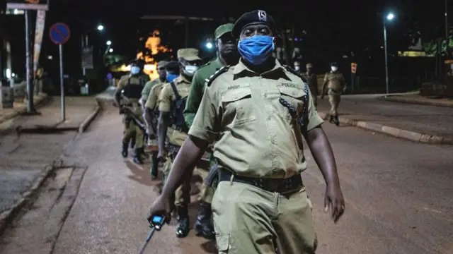 Abajejwe umutekano ba Uganda mu gikorwa co kwubahiriza umukwabu kubera coronavirus i Kampala mu mwaka uheze