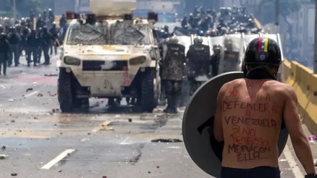 دولت مادورو اعتراضات را توطئه کشورهای بیگانه به خصوص آمریکا می خواند