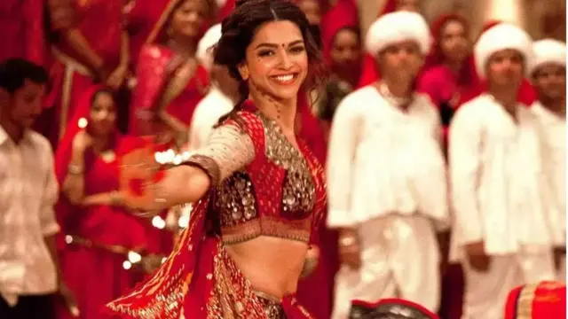 સંજય લીલા ભણસાલીની ફિલ્મ રામ લીલા - ગોલિયોં કી રાસ લીલા (2013) ગુજરાતમાં વસેલાં રોમિયો જુલિયટ માફક બનેલ એક હિંસક પ્રેમકહાણી છે