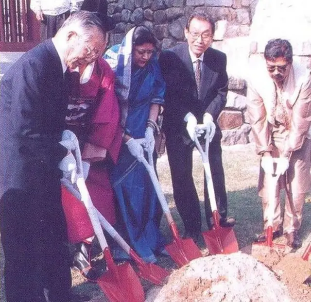 વૃક્ષારોપણ કરતું મિશ્ર રાજકુળનું દંપતી