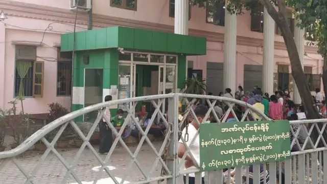 ရန်ကုန်နဲ့ မန္တလေးက ဘဏ်အချို့မှာ တစ်ရက်ကို တိုကင် ၈၀ ခန့်အထိ ထုတ်ပေးနေတယ်လို့ ထုတ်ပြန်ချက်အရ သိရပါတယ်၊