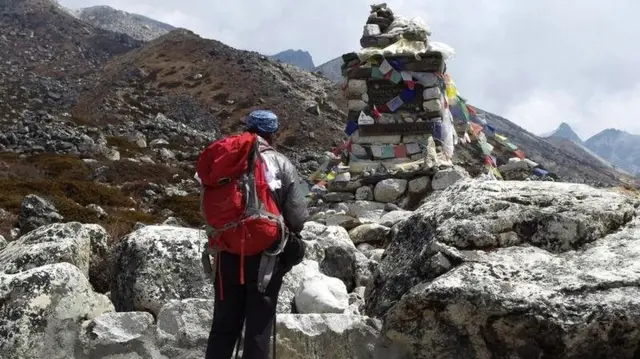 李小石向捷西·库库奇卡（Jerzy Kukuczka）纪念碑鞠躬（台湾中央社图片／吕汉岳提供17/4/2013）