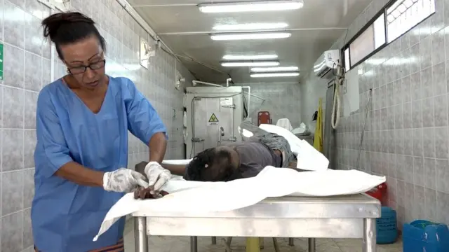 Sonia Bermúdez preparando el cadáver de Eduardo Sánchez.