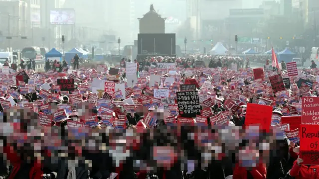 '불편한 용기' 집회는 작년 12월 여섯 번째를 끝으로 무기한 연기됐다