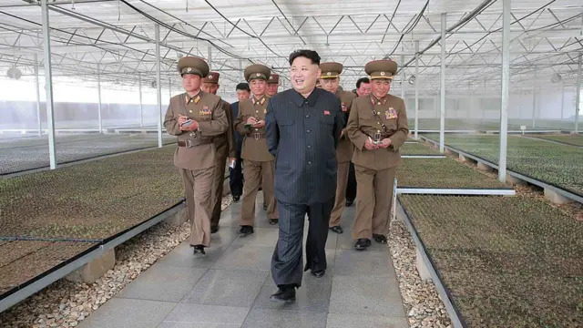Ким Чен Ын во время визита на ферму.