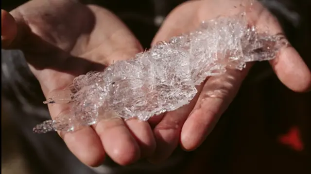 Manos con un pedazo de hielo se que se está derritiendo