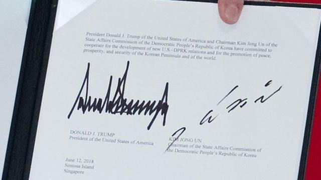 特朗普和金正恩在协议上签字