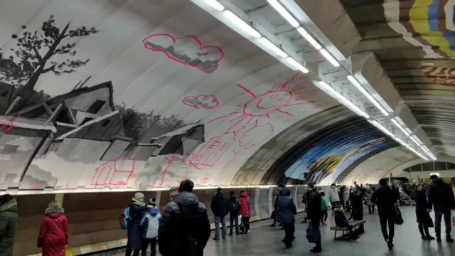 Станція метро з розмальованими стінами