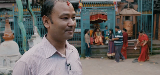 "بعد ار کوماری شدن دخترم، زندگی من کاملا از این رو به آن رو شده. من قبلا صاحب یک مغازه بودم اما الان، برای اینکه بتوانم درست در امور کوماری نظارت و فعالیت کنم، مجبور شدم که کارم را رها کنم و تمام مدت در خدمت این سنت باشم. اما همه این فداکاری ها ارزش این را دارد که آدم دخترش کوماری شهر باشد. الان دیگر همه در کل کشور من را می شناسند و به من احترام می گذارند."