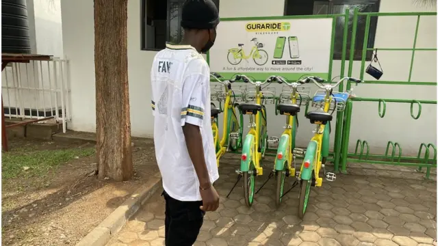 Umusore ugiye gufata igare ngo agende