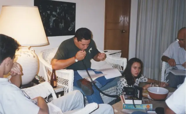 Robert Klerks pregovara sa otmičarima, dok Tomov tim sluša