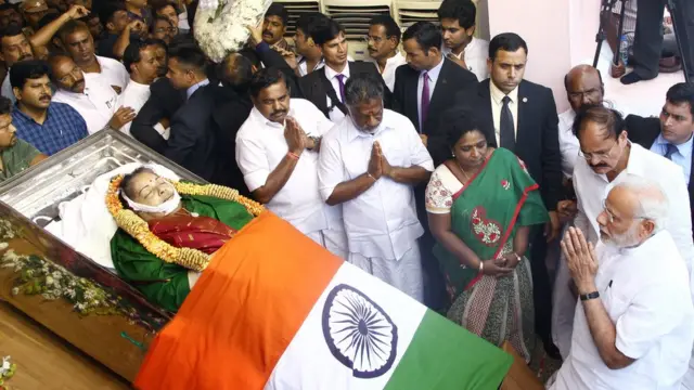 பிரதமர் மோதி ஜெயலலிதாவின் பூதவுடலுக்கு அஞ்சலி செலுத்திய காட்சி.
