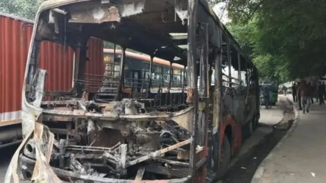 எரிந்துபோன பேருந்து