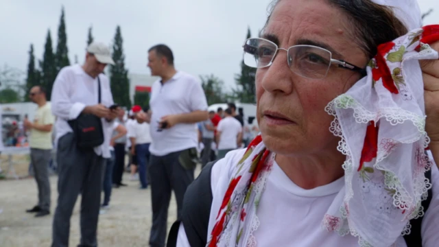 Kadınların kimi başlarındaki tülbentlerini mendil gibi, havlu gibi kullanıyor