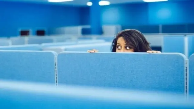 ऑफिस के काम पूरे करने के लिए छुट्टी लेना कितना सही?