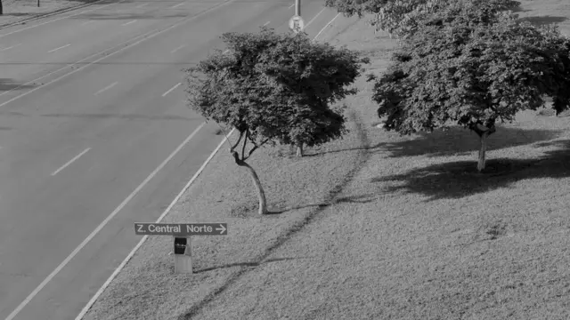 foto mostra caminho alternativo criado por pedestres na Zona Central Norte, ao longo do Eixão