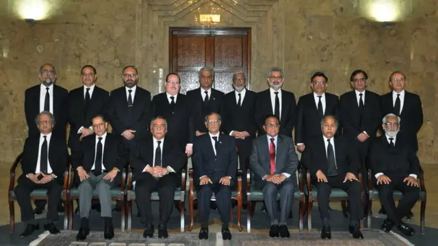 دوست محمد سپریم کورٹ بینچ کے دوسرے ارکان کے ساتھ