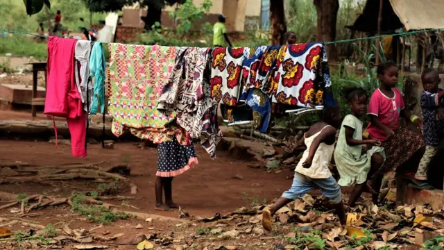 Des enfants jouent dans l'enceinte du Camp militaire Beal.