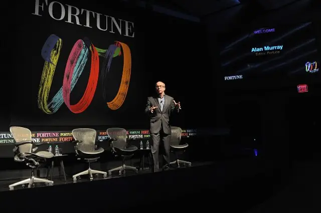 เวทีที่มีป้ายนิตยสารฟอร์จูน มีคนยืนพูด